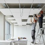 Akoestisch plafond plaatsen voor een merkbaar rustigere ruimte